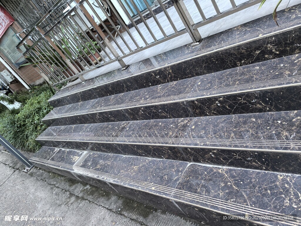 戶外大理石材質(zhì)的臺階