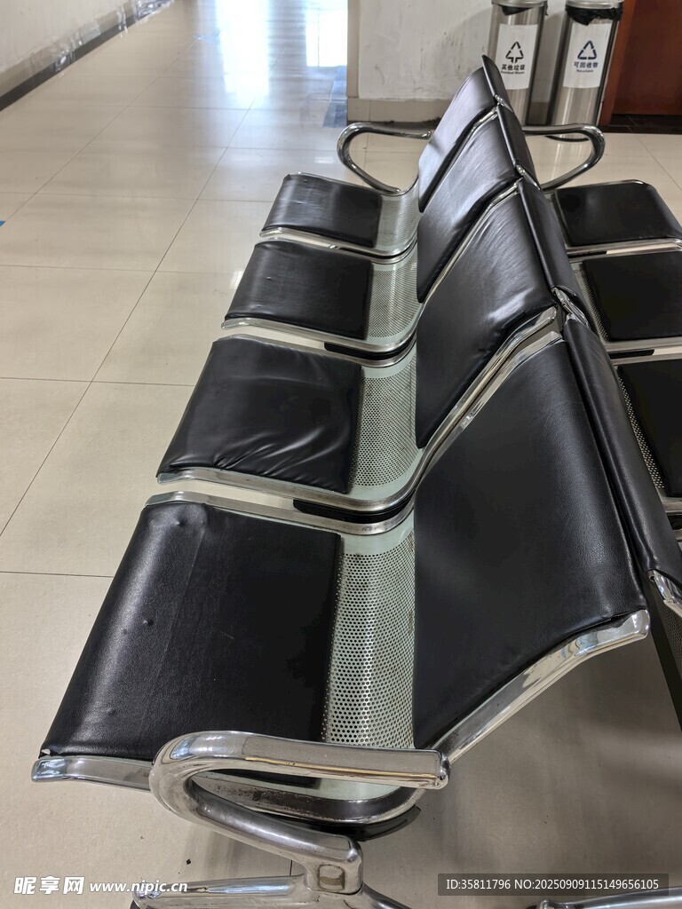 黑色連排座椅