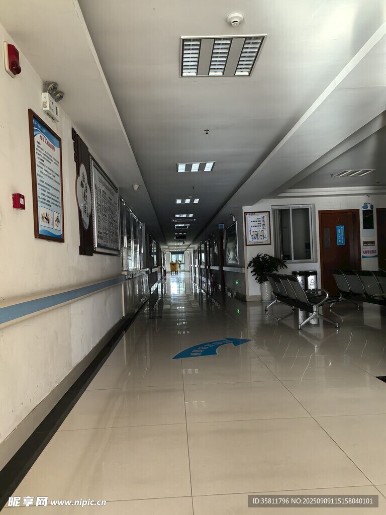 醫(yī)院走廊內(nèi)部場景