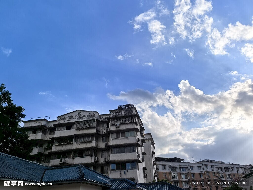 藍(lán)天白云下的城市建筑