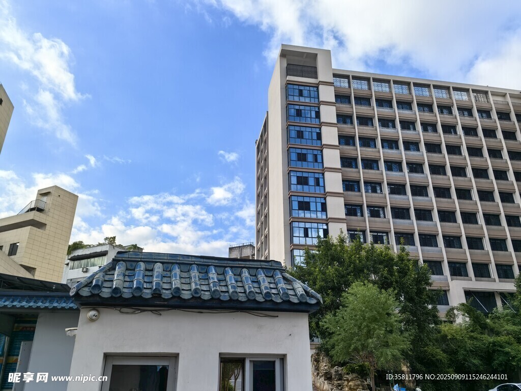 中式建筑與現(xiàn)代高樓同框