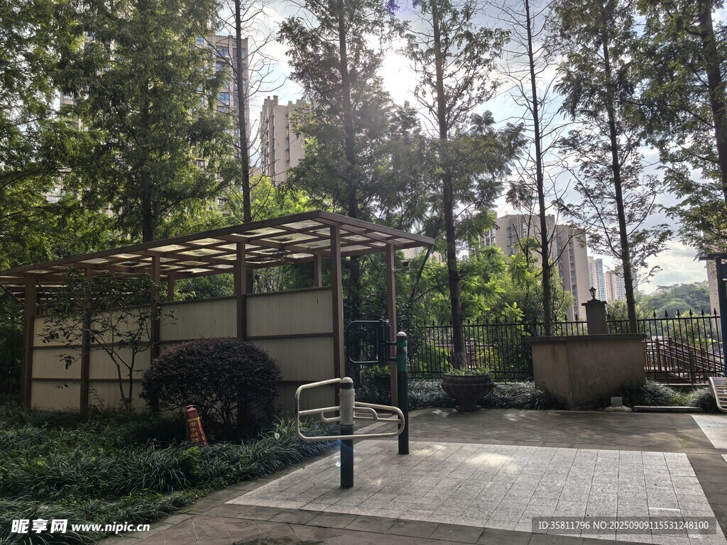戶外小區(qū)健身器材場(chǎng)景
