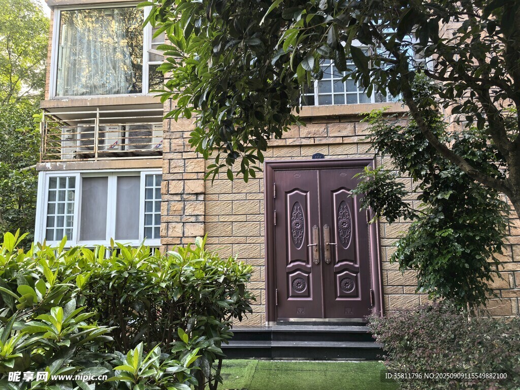 溫馨住宅前的綠植與大門