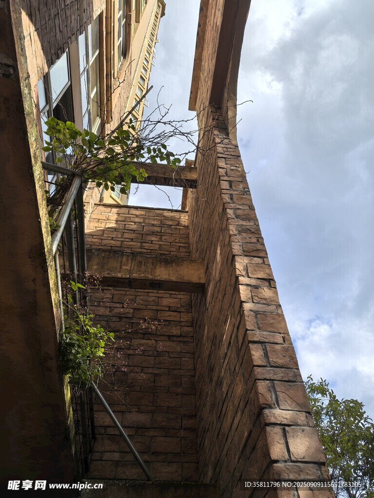 石砌建筑旁的綠植景致