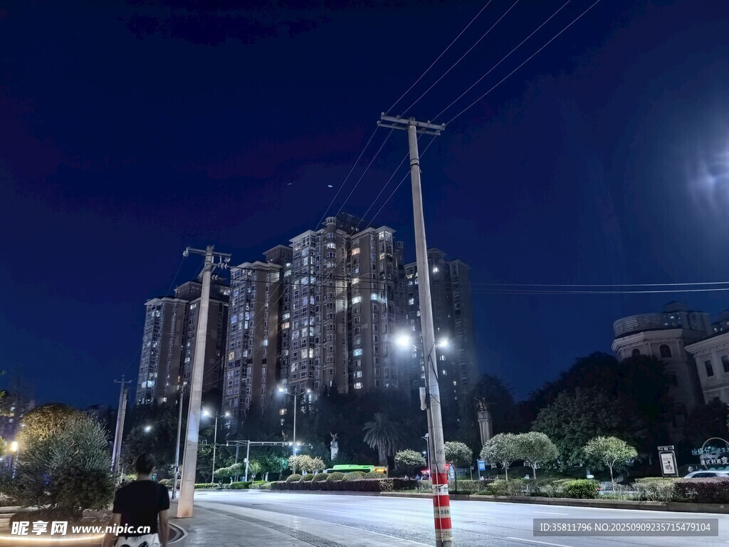夜晚城市街道旁的高樓
