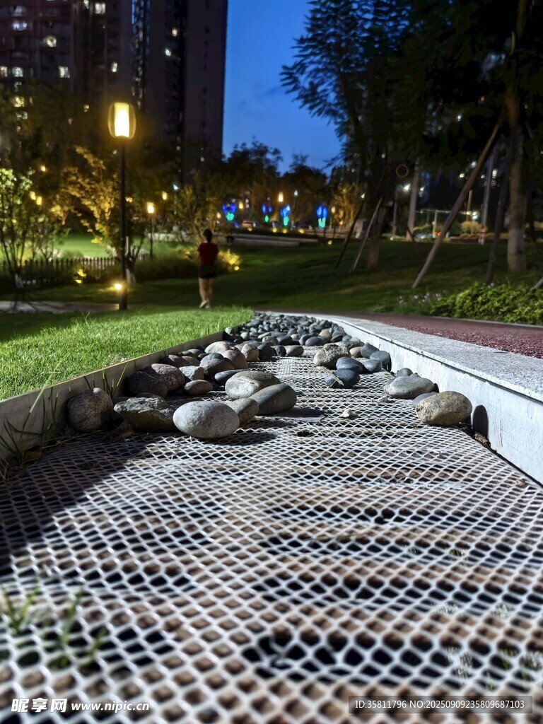 夜晚城市步道上的碎石景觀