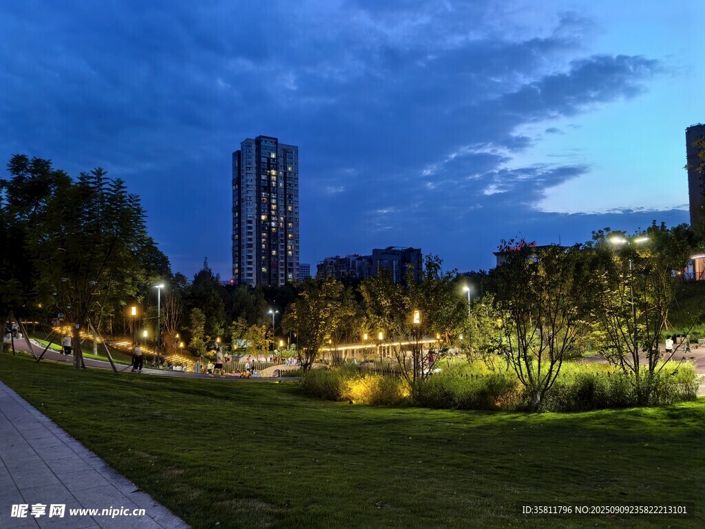 城市公園黃昏美景