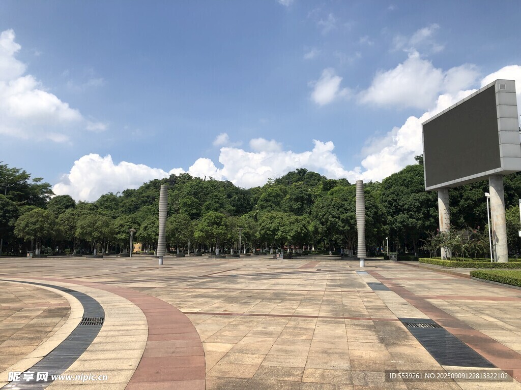開闊廣場與藍天白云綠樹