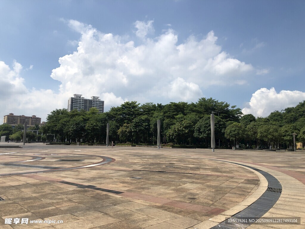 開闊廣場與藍(lán)天白云綠樹