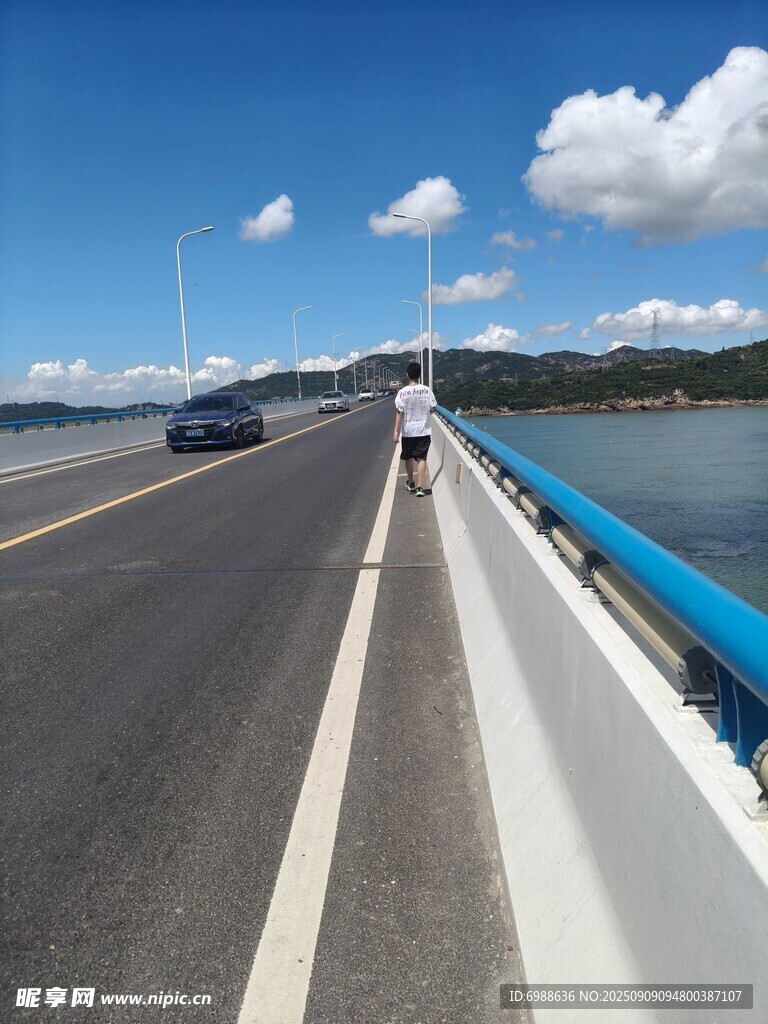 公路旁的開闊水域風景