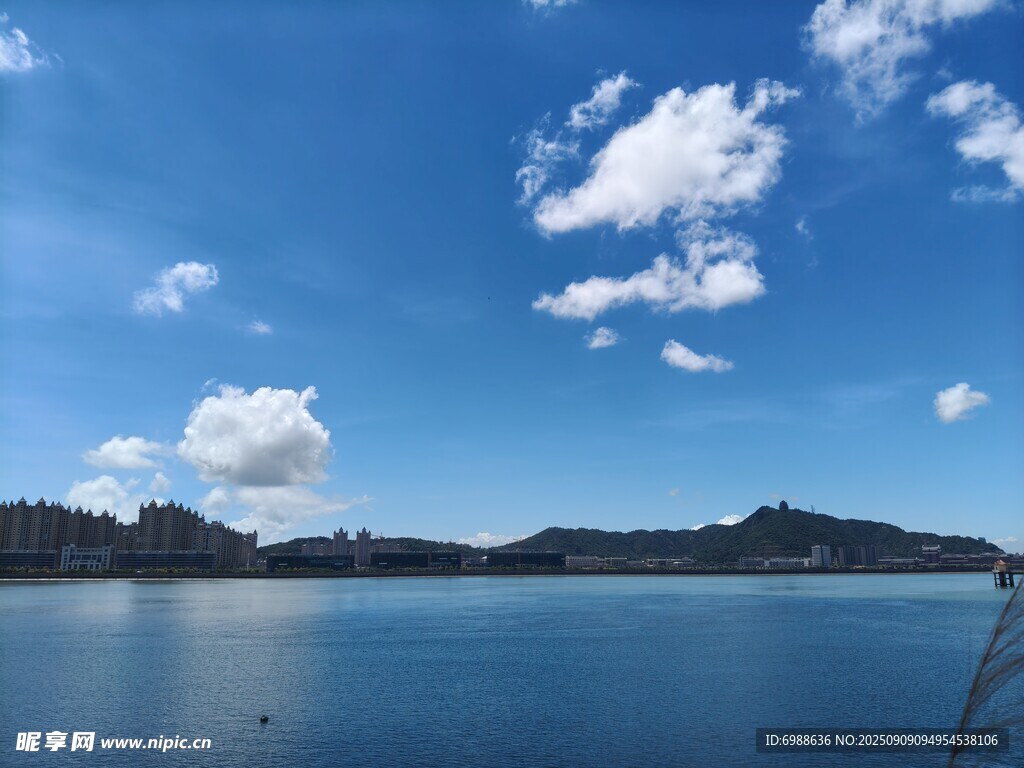 藍天碧水間的寧靜湖泊