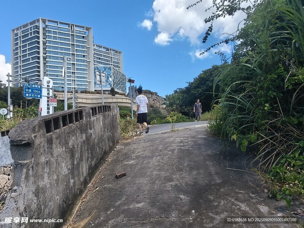 城市小道旁的現(xiàn)代建筑景觀