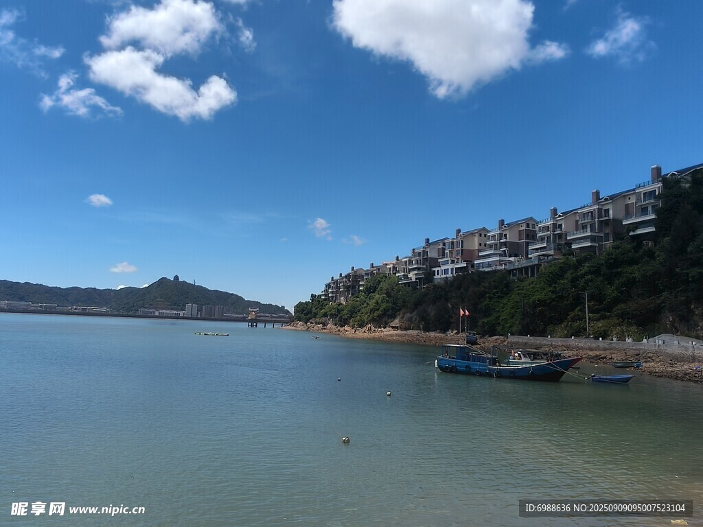 湖畔風(fēng)光小船靜泊于岸