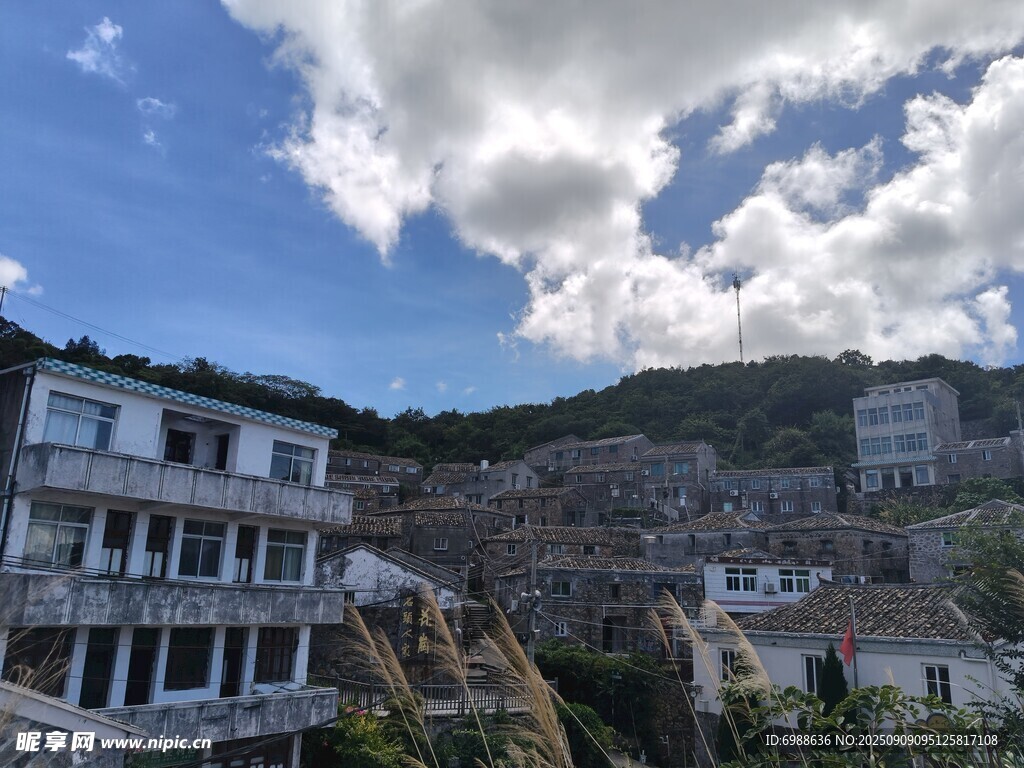 山間錯(cuò)落有致的房屋景觀