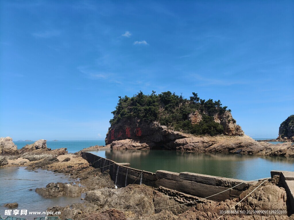 海邊孤舟與遠(yuǎn)處小島
