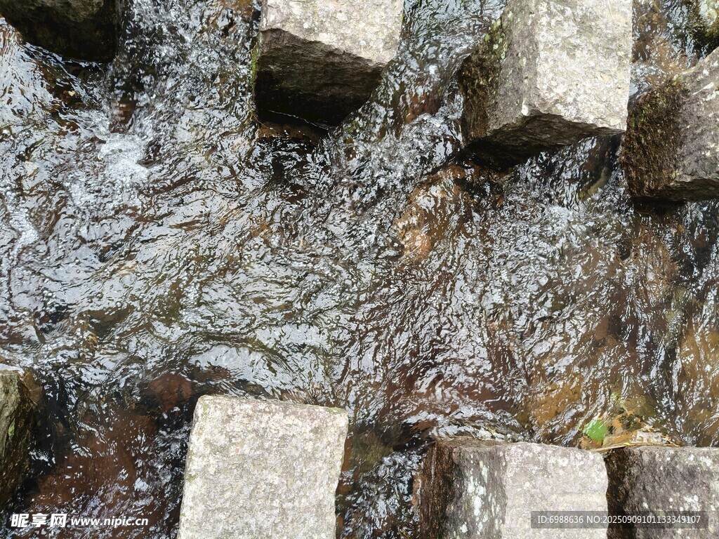 石塊鋪就的潺潺流水小徑