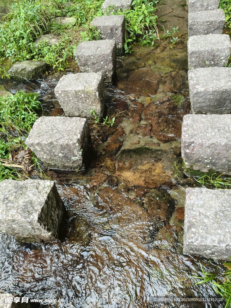 石板小徑穿流潺潺溪水