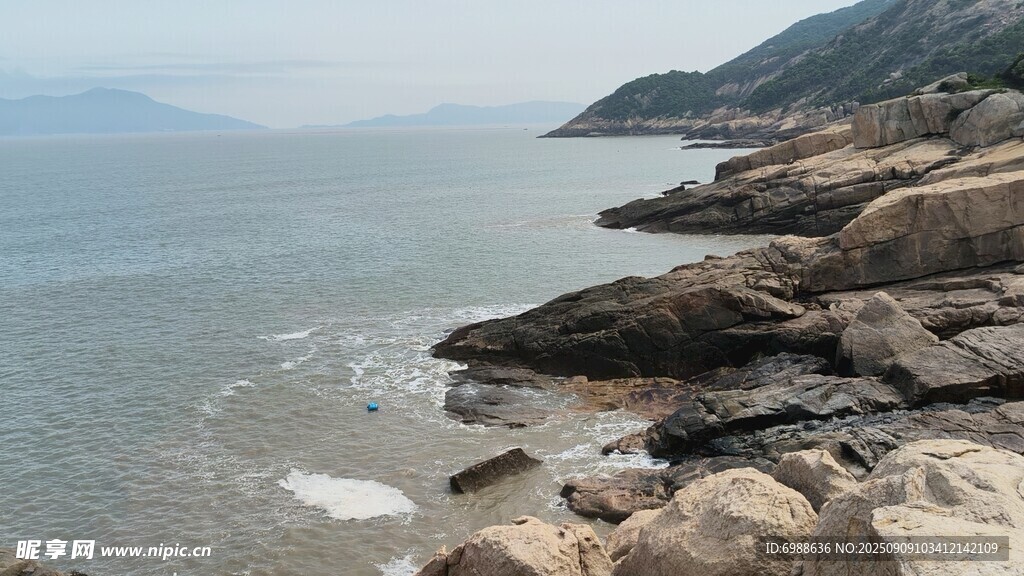 海邊嶙峋礁石與遼闊海景