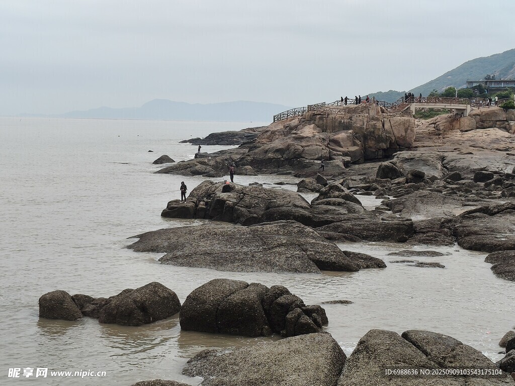海邊嶙峋礁石景觀