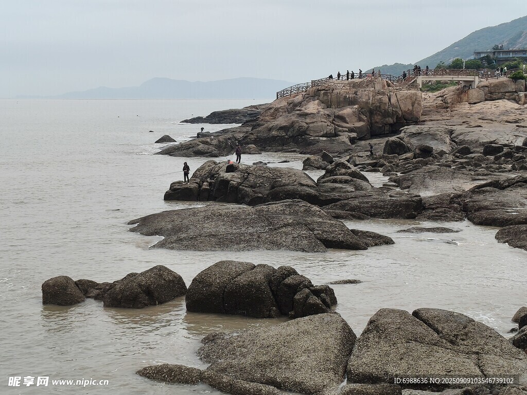 海邊嶙峋礁石景致