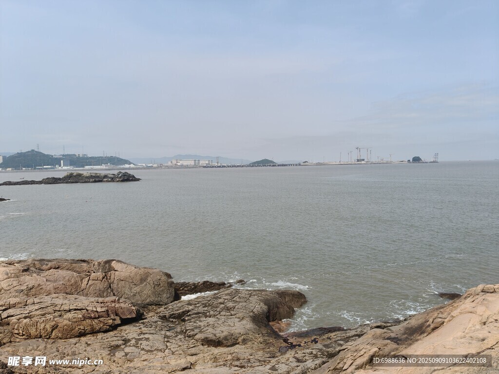 海邊巖石與遼闊海面景色