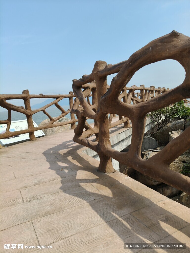 海邊獨(dú)特造型的木質(zhì)護(hù)欄