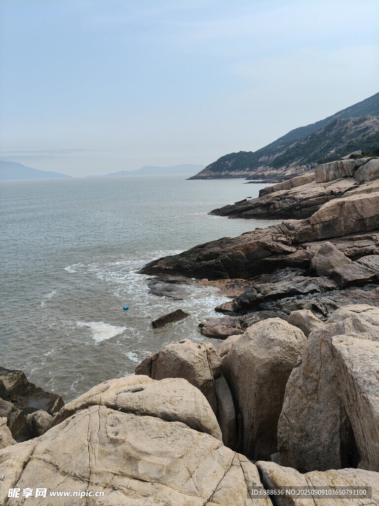海邊嶙峋巖石風(fēng)景
