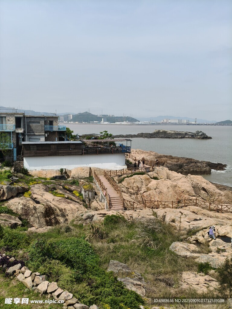 海邊巖石旁的建筑景觀