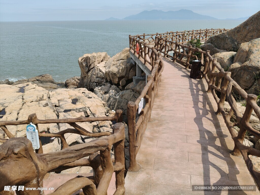 海邊棧道漫步賞山海風(fēng)光