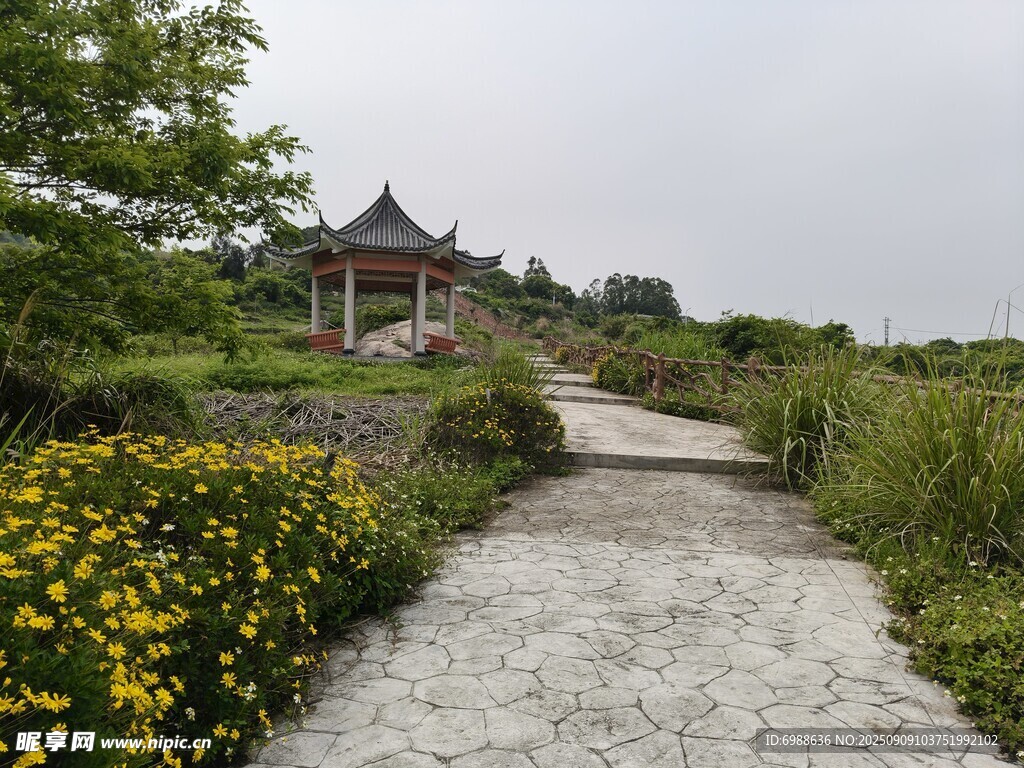 山間小徑旁的中式建筑