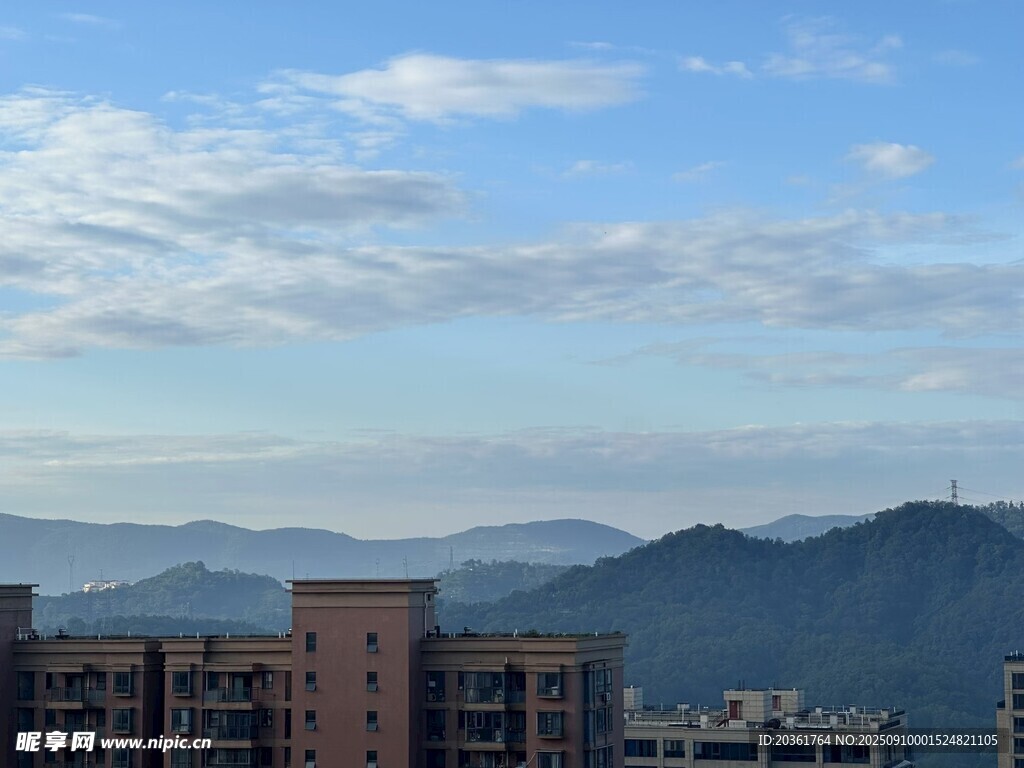 城市遠(yuǎn)景與山巒相映