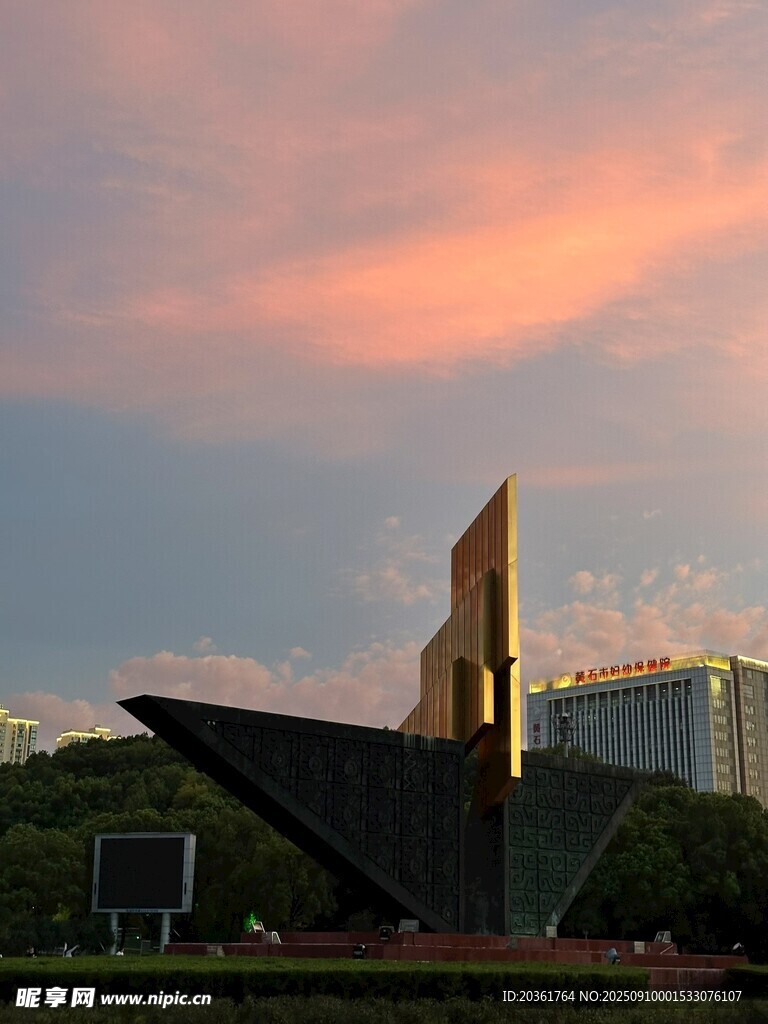 黃昏下的獨特建筑景觀