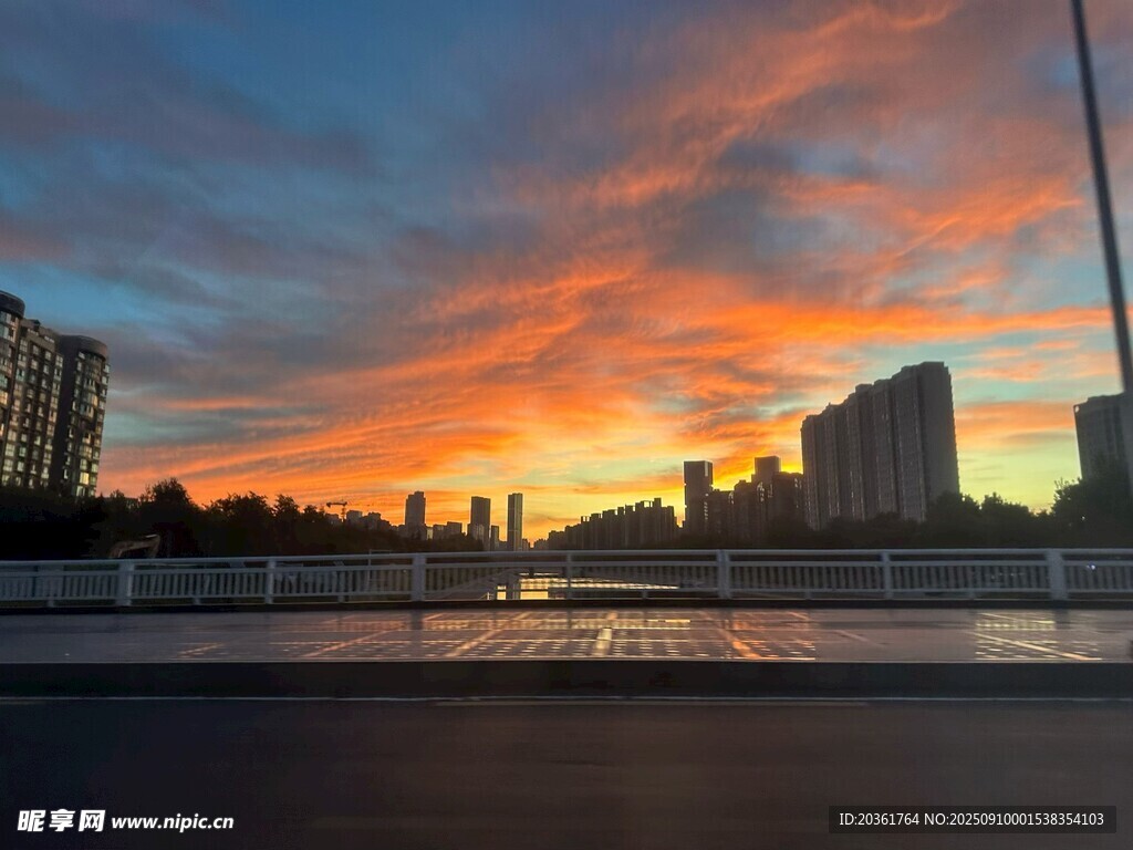 城市黃昏絢麗天空美景