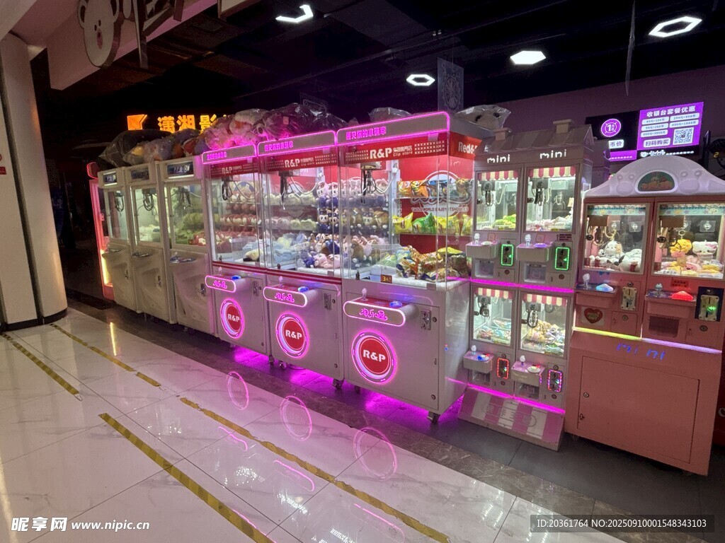 商場內(nèi)絢麗的抓娃娃機(jī)區(qū)域