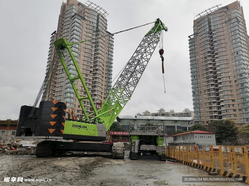 城市工地中的綠色起重機(jī)