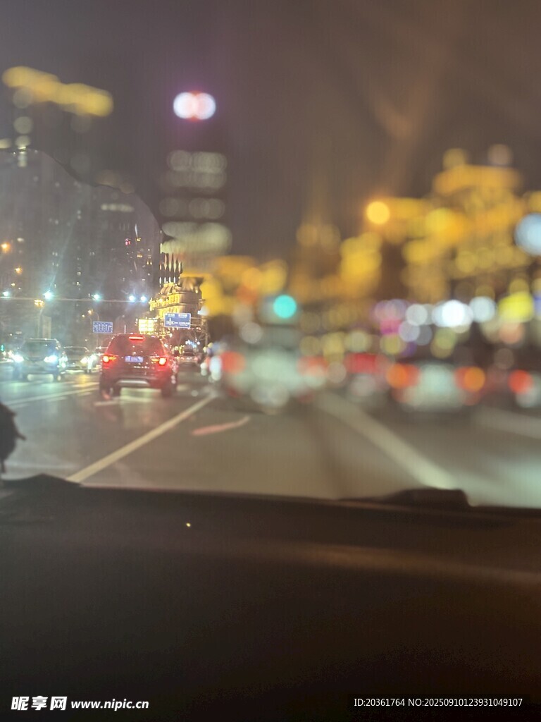 車內(nèi)視角的城市夜景