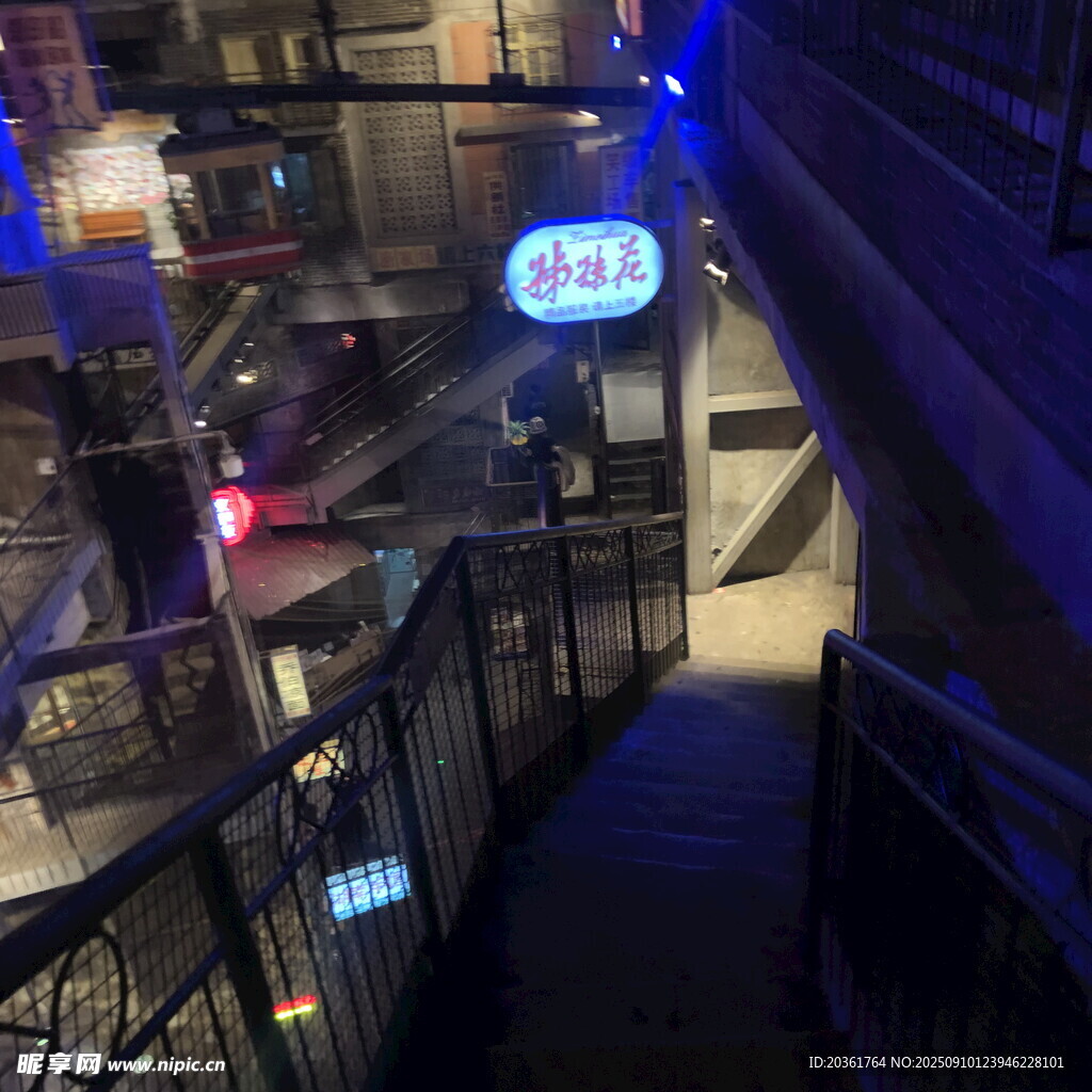 夜晚街邊的店鋪霓虹招牌