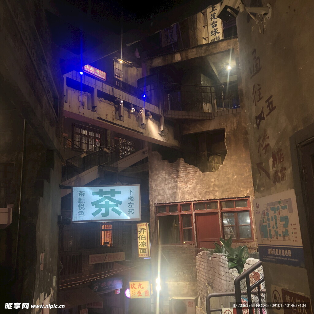 古巷夜景中的店鋪與招牌
