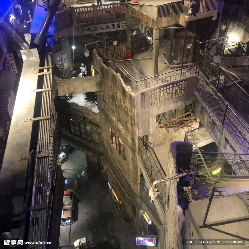 工業(yè)風建筑內部俯瞰景象