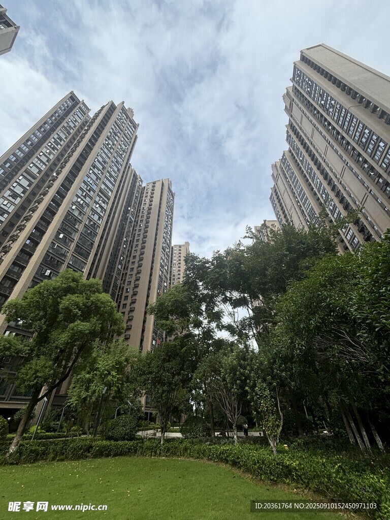 城市住宅區(qū)綠意盎然景觀