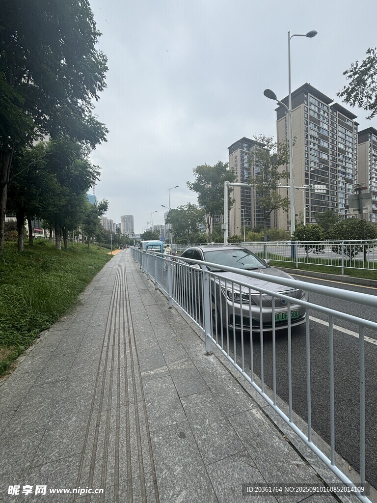 城市中帶護(hù)欄的人行道