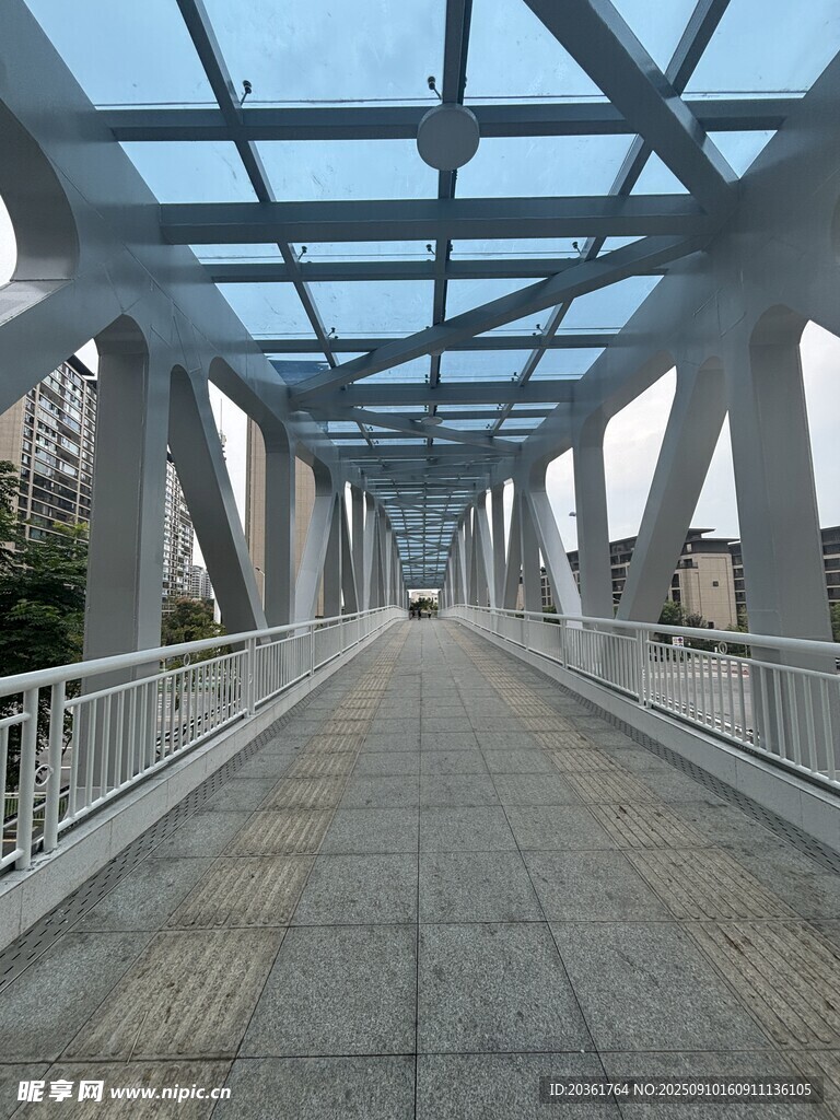 現(xiàn)代風(fēng)格鋼結(jié)構(gòu)步行橋