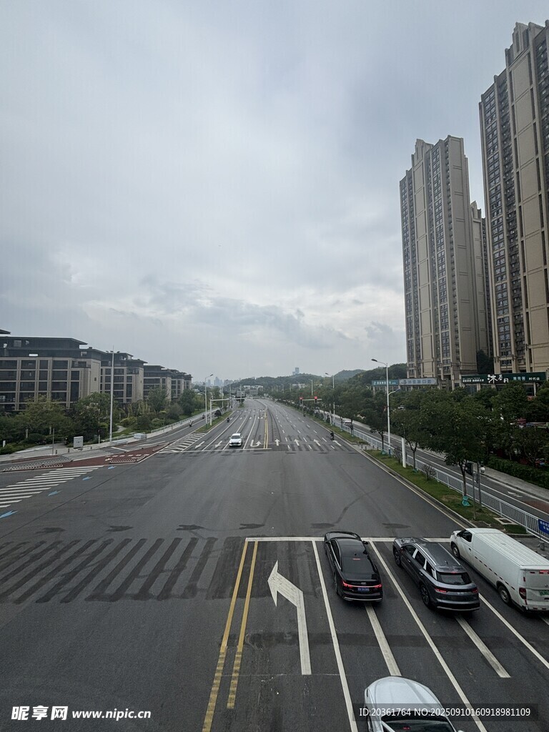 城市寬闊道路與高樓景象