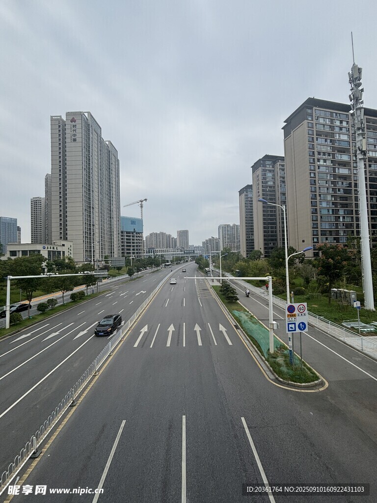 城市寬闊道路與高樓景觀