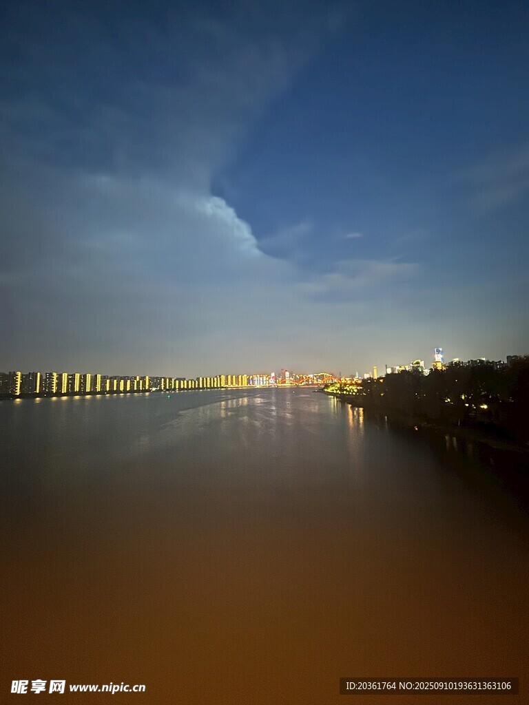 夜幕下的江邊美麗景致