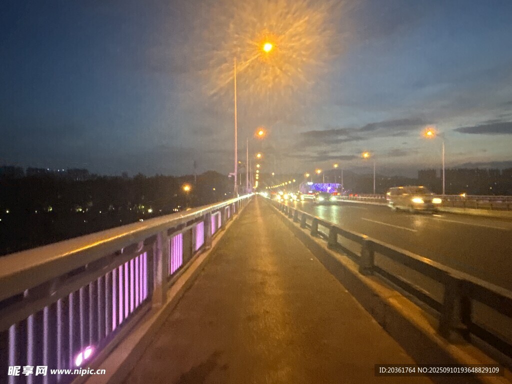 夜晚橋上的靜謐道路