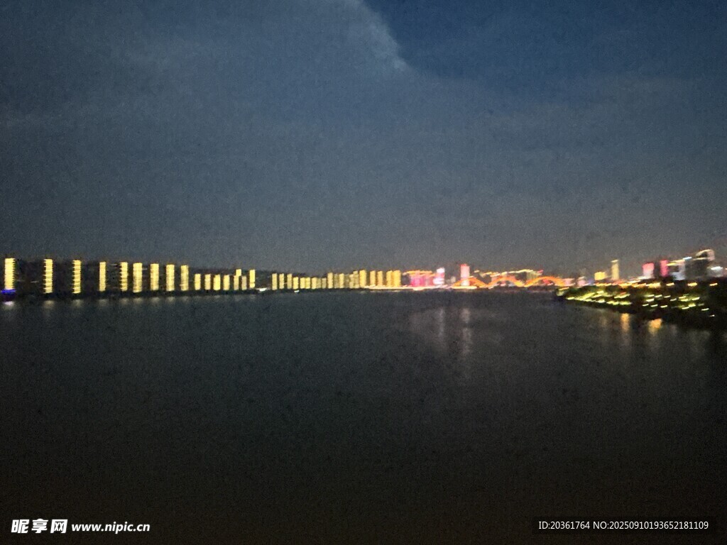 夜幕下的城市河畔風(fēng)光