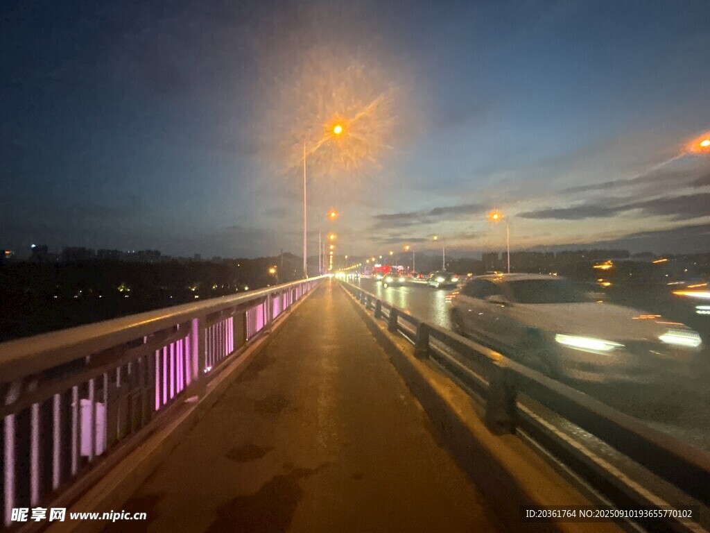 夜幕下的城市橋梁風(fēng)景