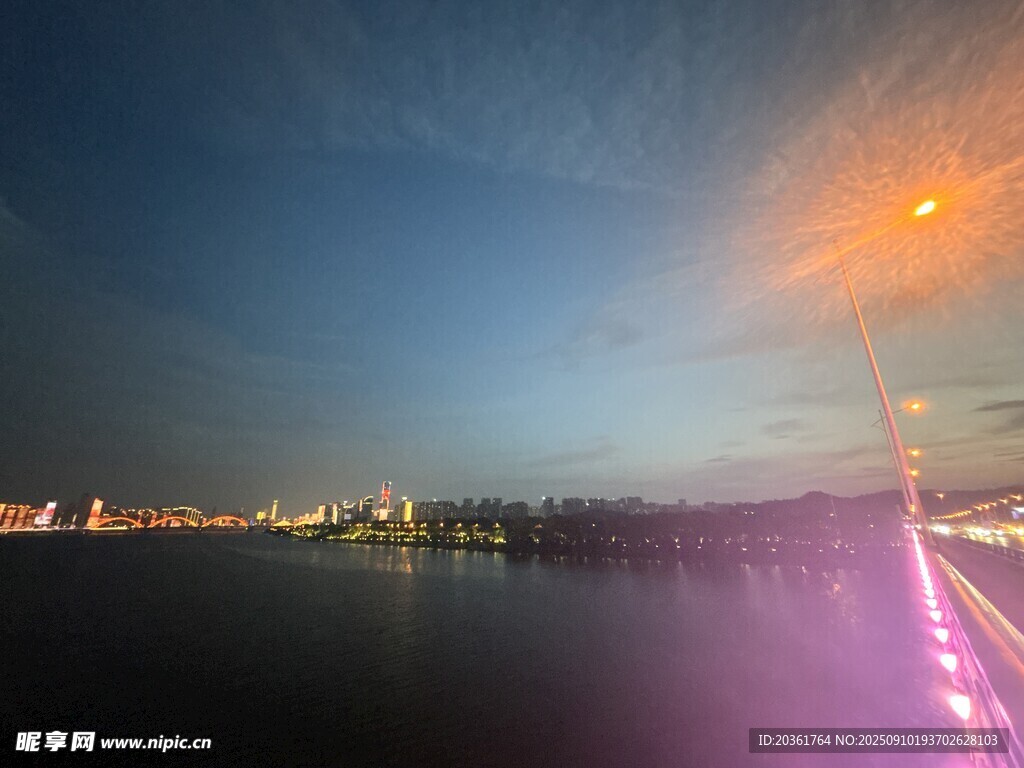 城市夜景湖畔絢麗燈光秀