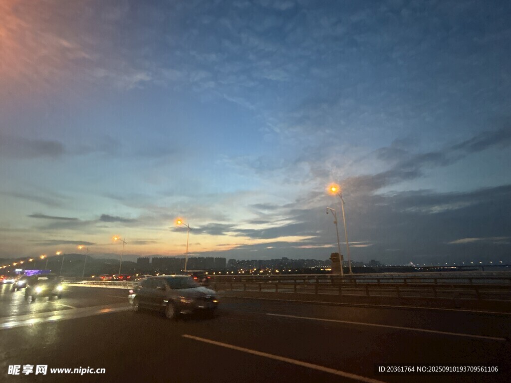 黃昏公路上行駛的車(chē)輛